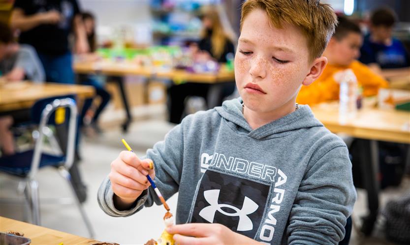 Students make clay sculptures